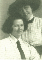 Claire Waldoff, links, und Olga von Roeder, 1918, Photo: Peter Finkh